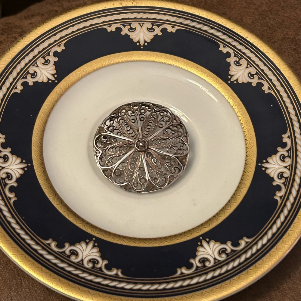 Vintage Silver Spun Filigree Sand-dollar Brooch
